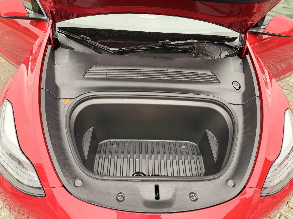 Tesla Model Y Long Range Dual Motor AWD — foto 8